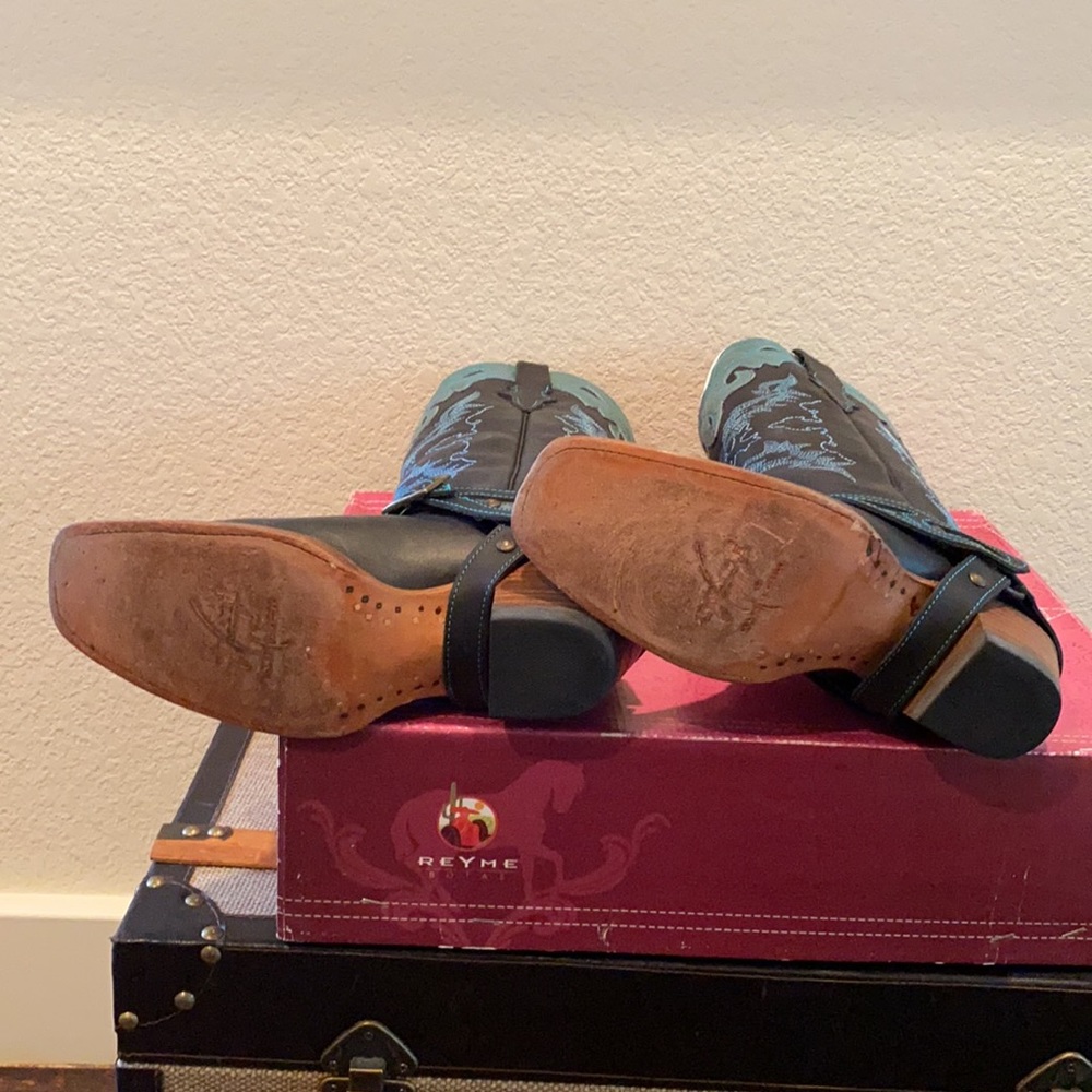 Reyme Boot - Authentic Leather - gently worn - still smells of leather! Size 9 - Picture 13 of 15